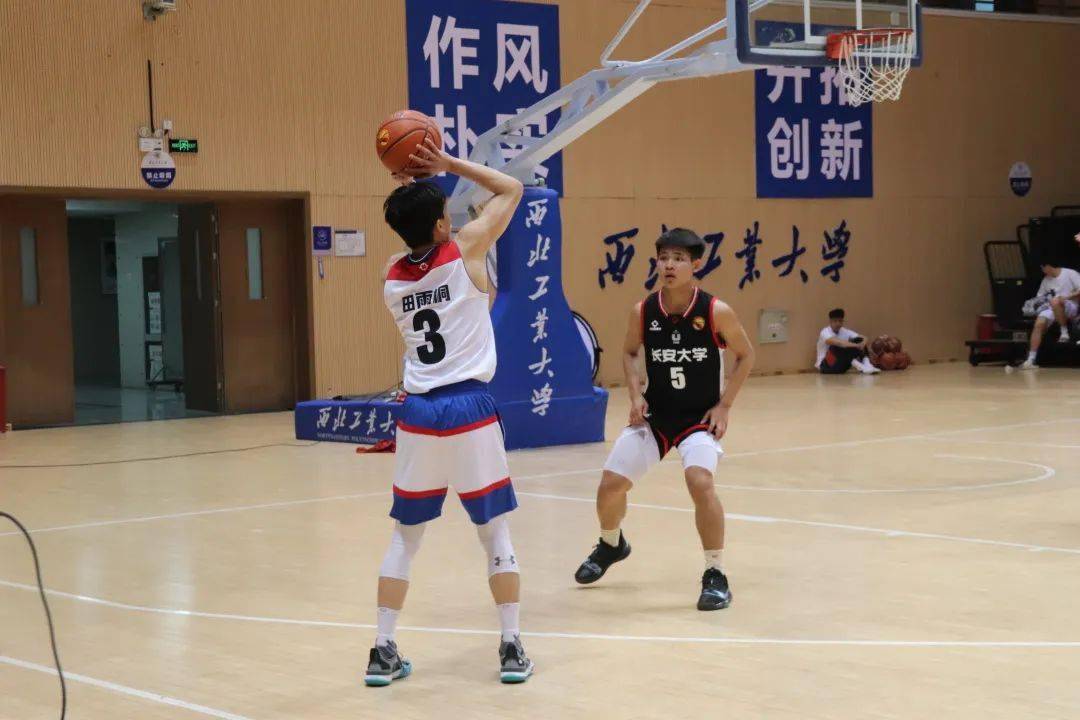 包含小组赛激战连连，角逐冠军之路的词条