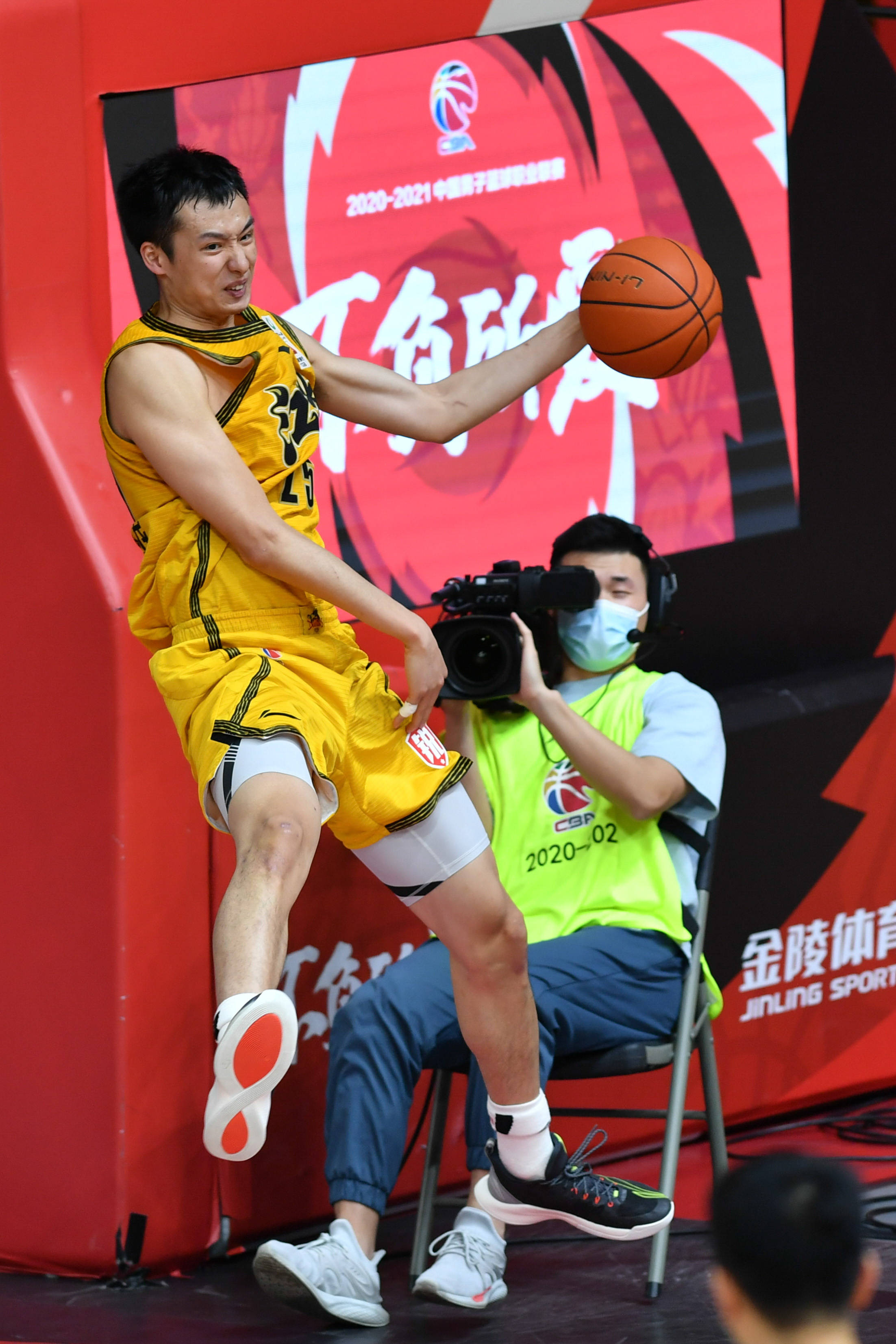 签约新援表现抢眼，助球队迎来胜利的简单介绍