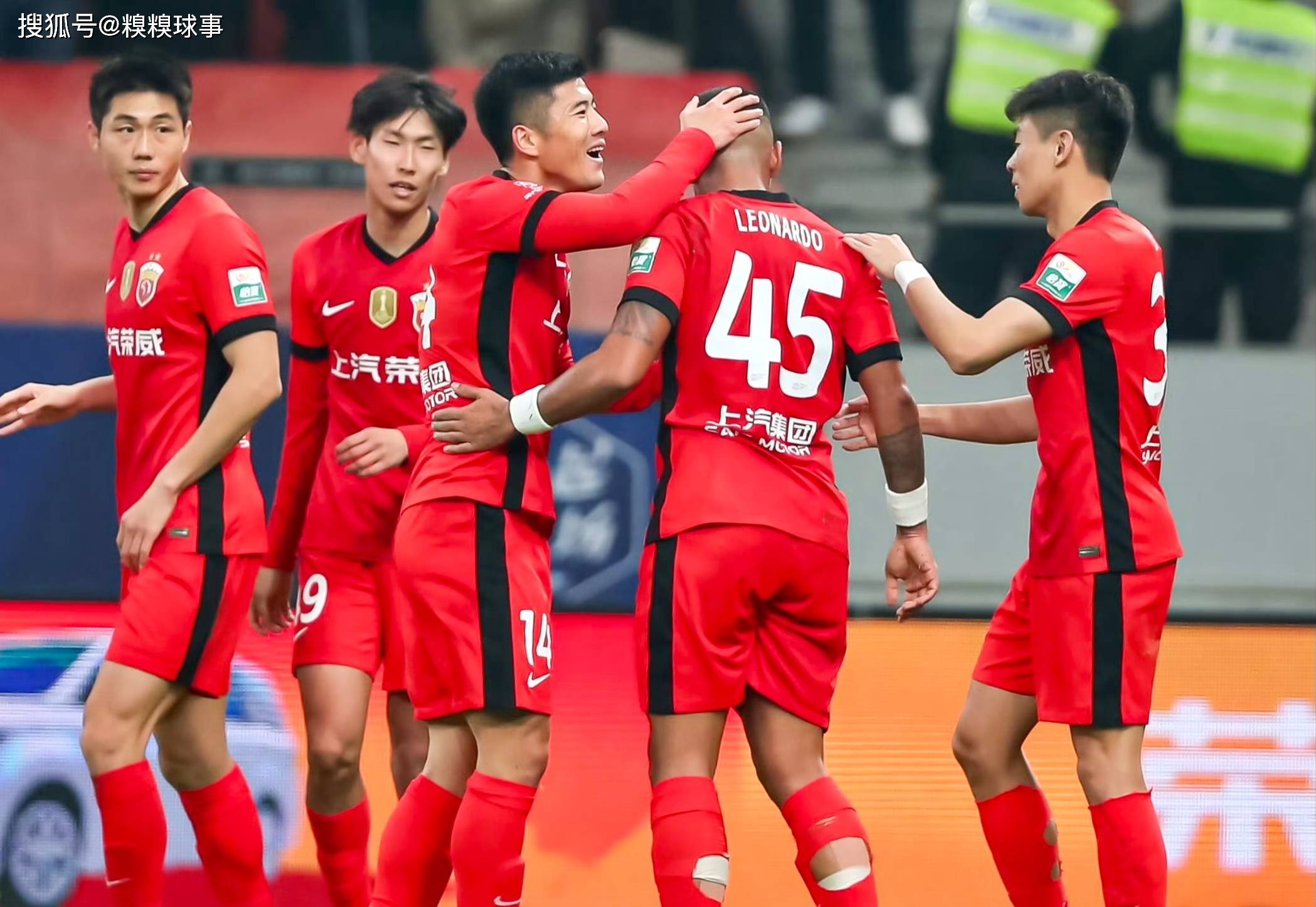 包含踢出风采！中超球员实力抢眼赛场上一番风华的词条