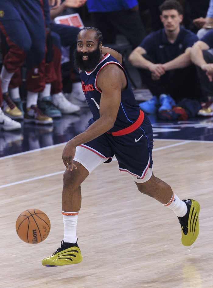 哈登回大脚伤，篮网负开拓者