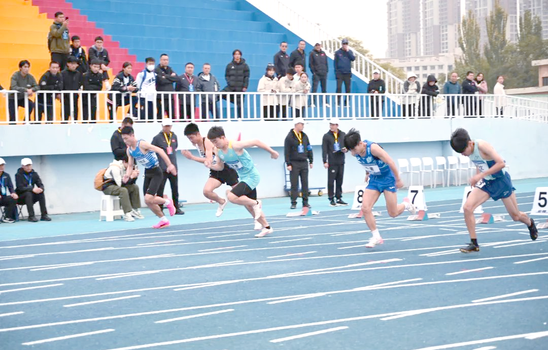 关于田径比赛精彩纷呈，选手展示实力的信息