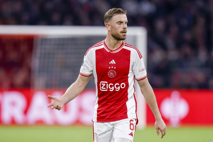 包含荷兰足球联赛中，阿贾克斯队获得胜利后登顶榜首的词条