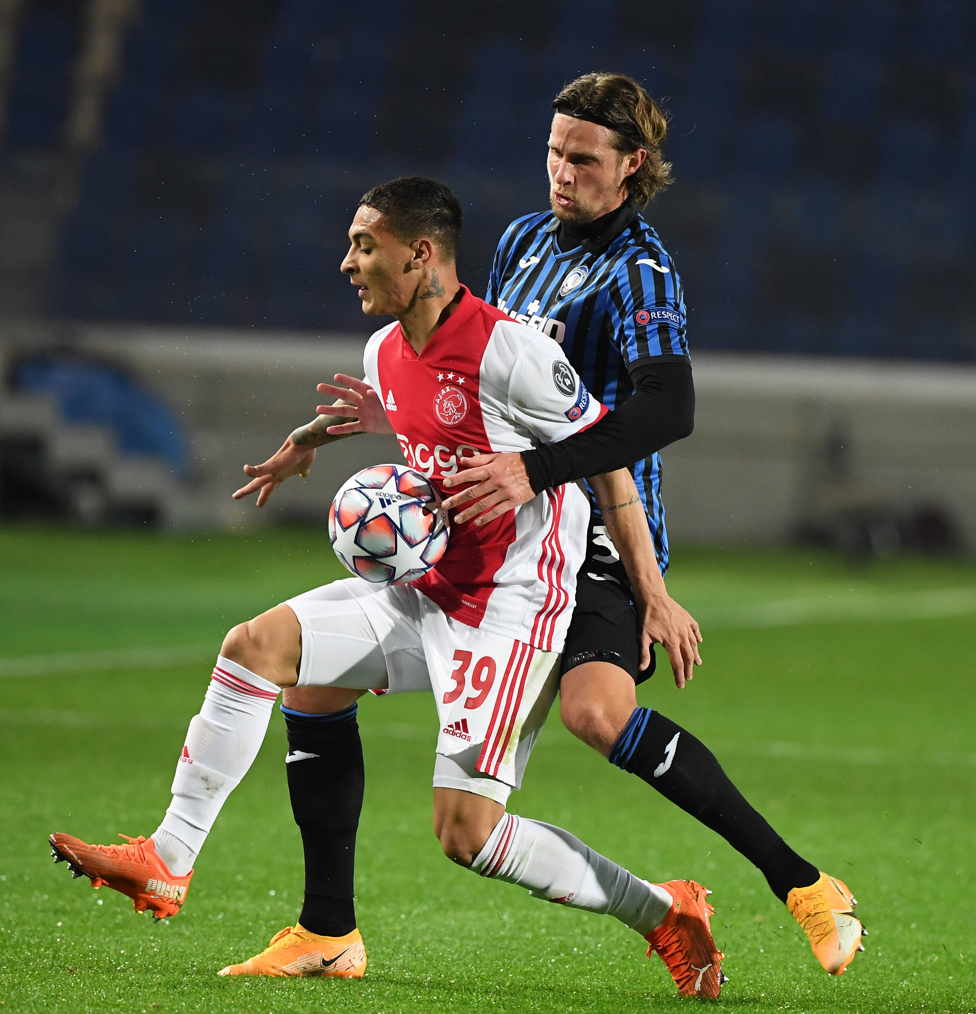 包含荷兰足球联赛中，阿贾克斯队获得胜利后登顶榜首的词条