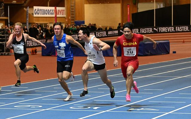 比利时田径选手冲刺奔跑至终点