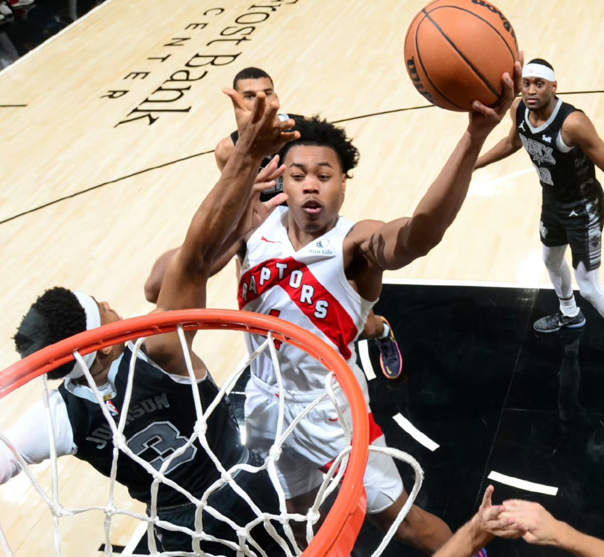 猛龙战胜马刺,近期状态不俗的简单介绍 猛龙战胜马刺,近期状态不俗的简单介绍